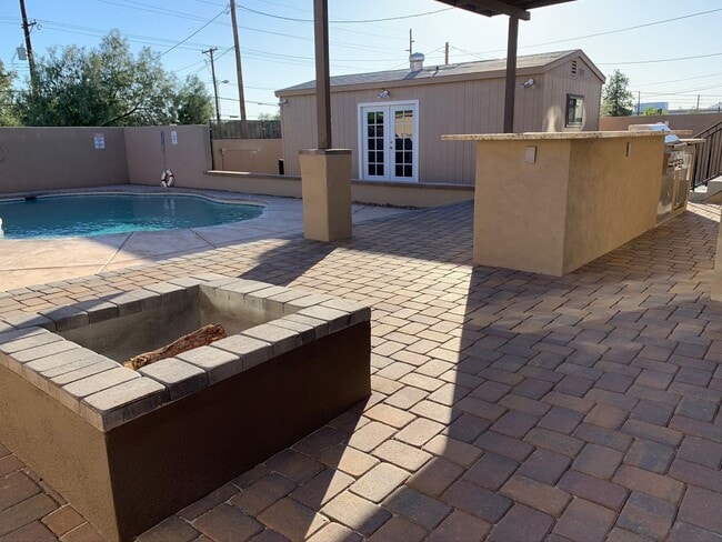 Building Photo - 928 E 6th St