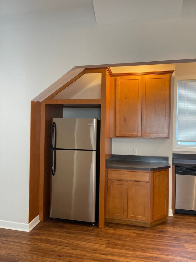 Building Photo - Newly Renovated 2B Apartment just Blocks f...