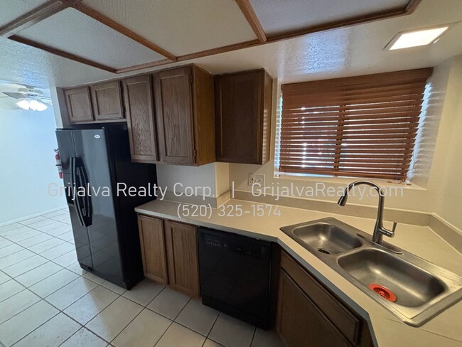 Building Photo - Beautiful Multi-story Townhouse near Tucson Racquet and Swim Club (Prince/Country Club)