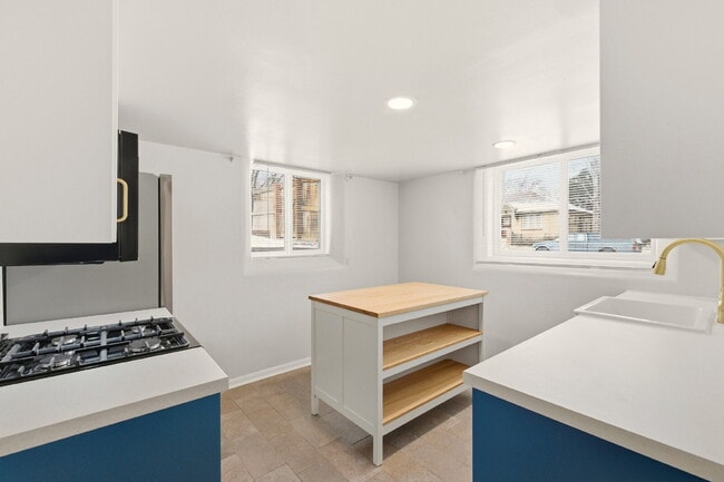 Building Photo - FIRST MONTH FREE! Renovated studio with garage + utilities included! Modern kitchen with island, ...