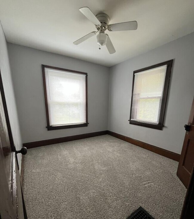 Building Photo - 558 Lilley Ave
