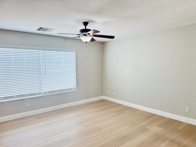 Building Photo - 4 Bedrooms Home For Rent