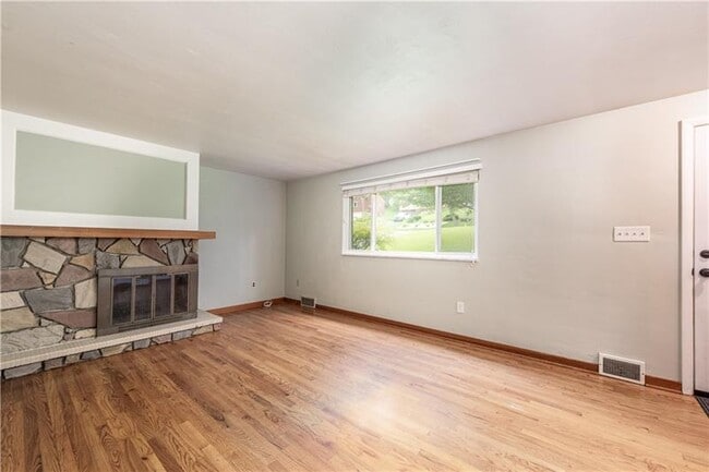 Building Photo - 1431 Lakeside Dr