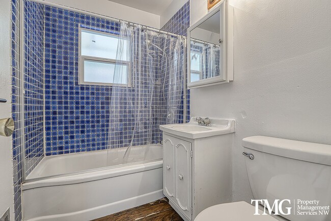 Building Photo - Single-Level 2 Bedroom Home with A/C & Large Backyard