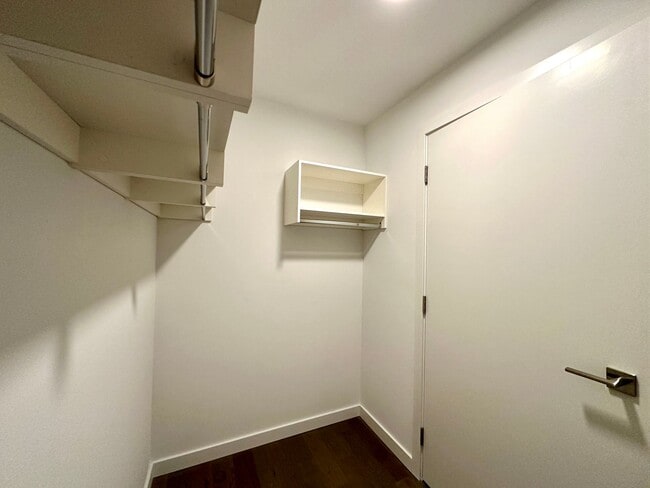 Building Photo - 1Bd/1.5Ba Bellevue Condo