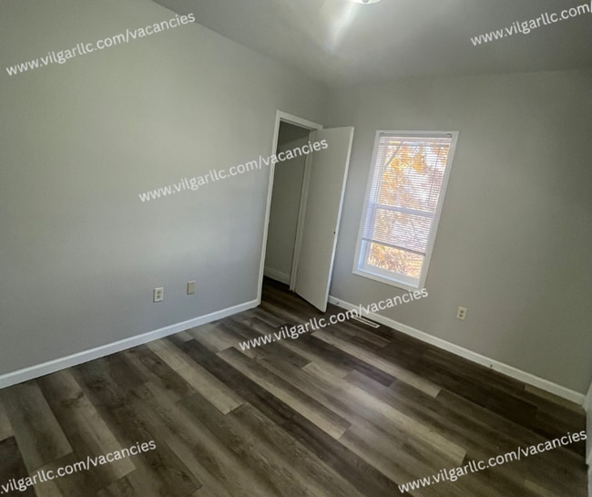 Building Photo - 3 Bedrooms • 1 Large Bathroom, Master suit...