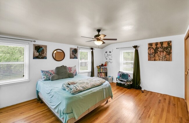 Building Photo - 3 Bedroom Home Located Near Shopping, Dini...