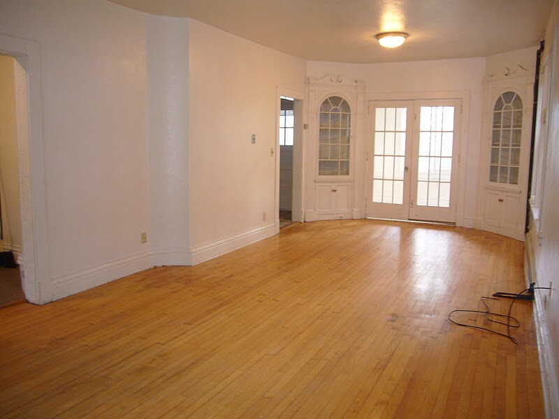 Building Photo - 1006 E 6th St