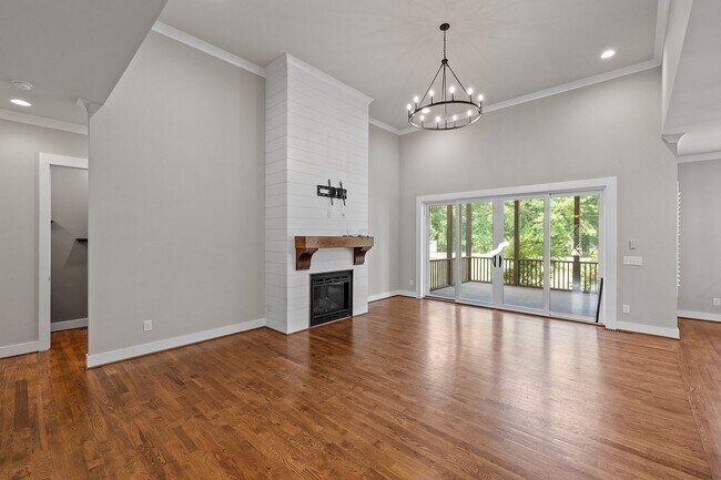 Building Photo - **Luxury 4/4 with Fenced in Yard**