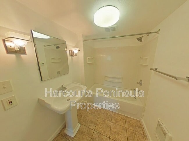 Building Photo - 1011 N Rainier Ave