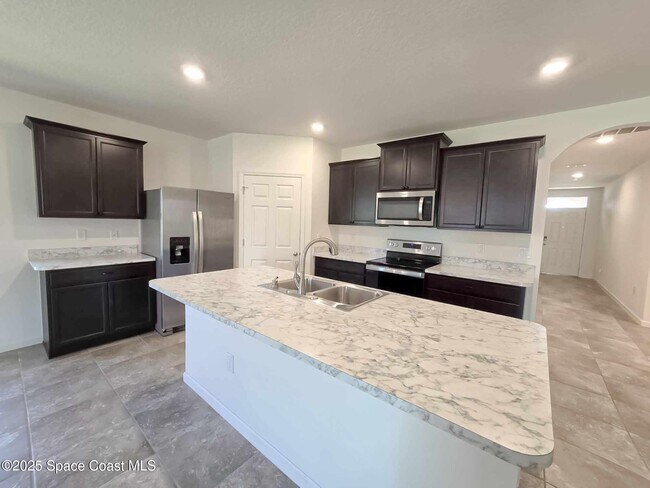 Building Photo - 287 Guinevere Dr SW