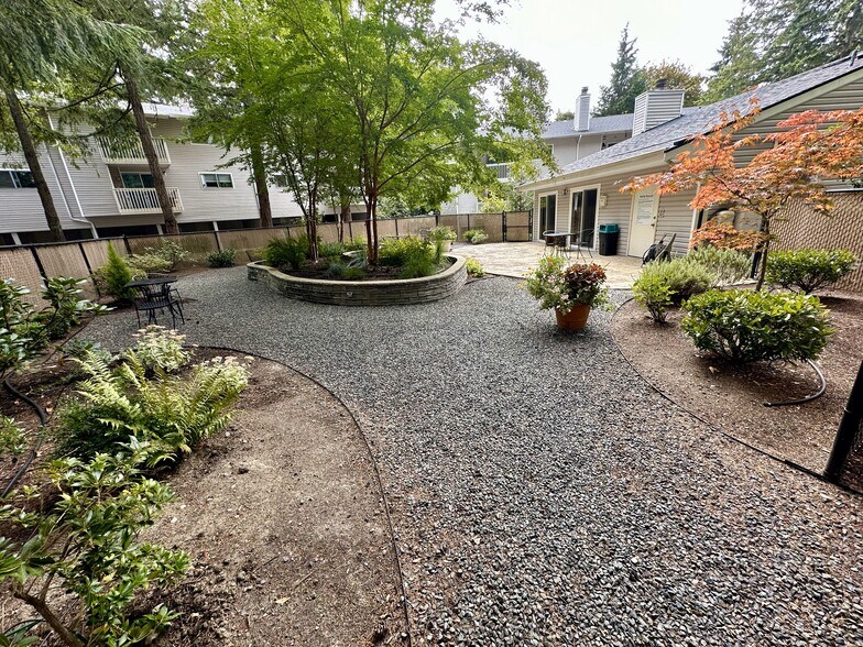Public outdoor seating and clubhouse access - 14537 NE 40th St