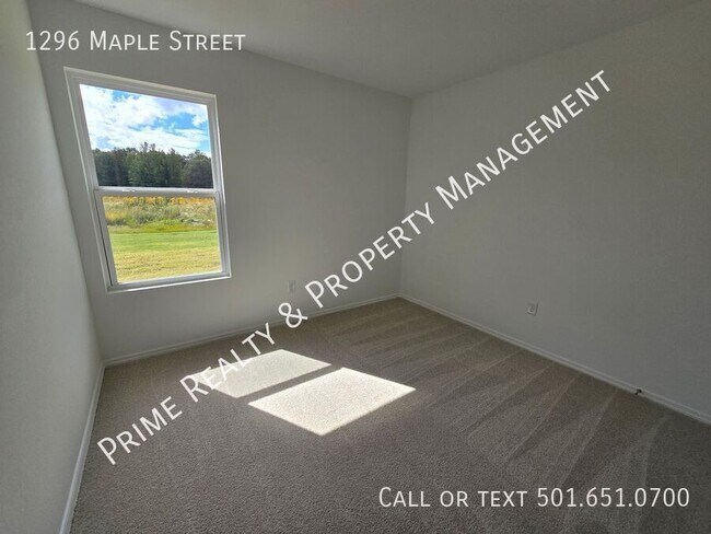 Building Photo - 1296 Maple St