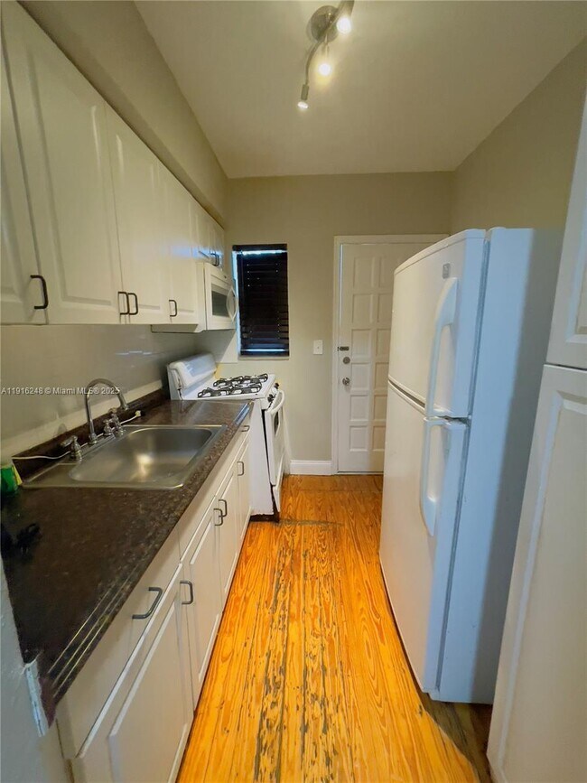 Building Photo - 7710 Harding Ave