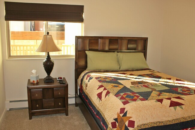 Building Photo - WINTER RENTAL- 2 Bedroom/1 Bath w/Washer/Dryer, 50" TV w/Netflix Utilities Inc