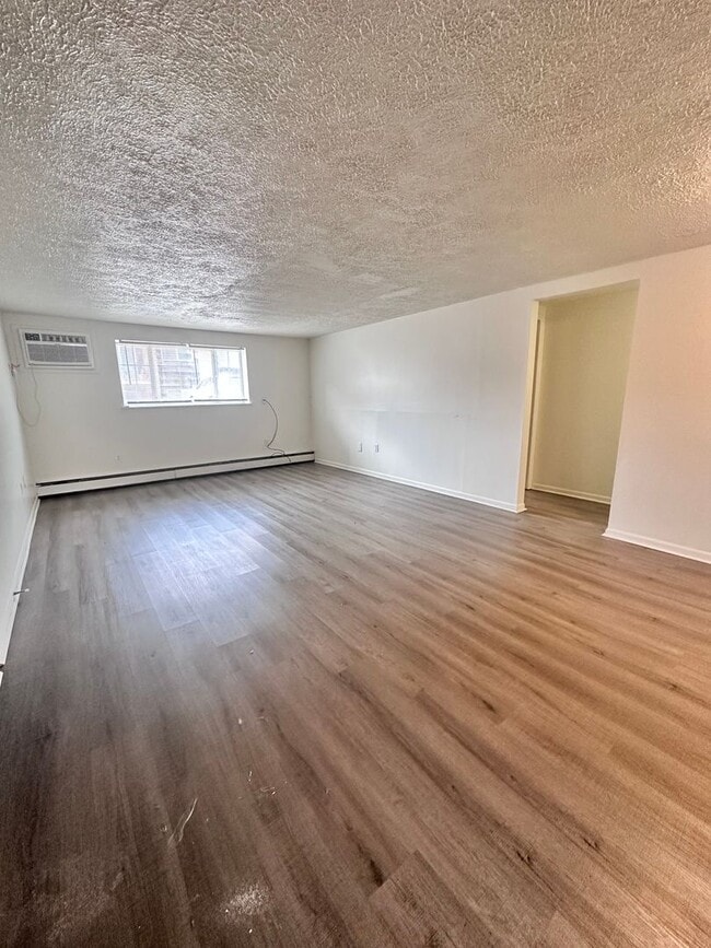 Building Photo - 2 Bedroom and 1.5 Bathroom Apartment in Be...