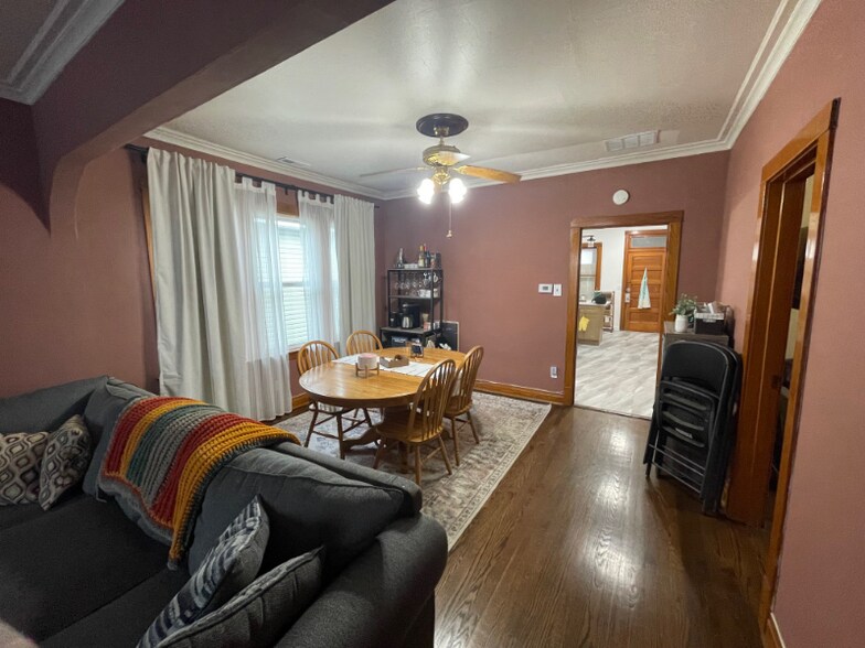 Building Photo - 5855 W Leland Ave