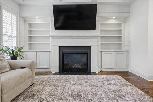 Building Photo - 2500 Skyland Dr NE
