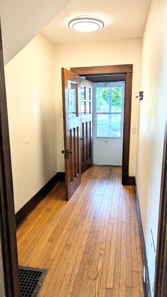 Private Entry - 308 S Broom St