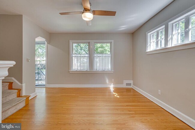 Building Photo - 425 E Luray Ave