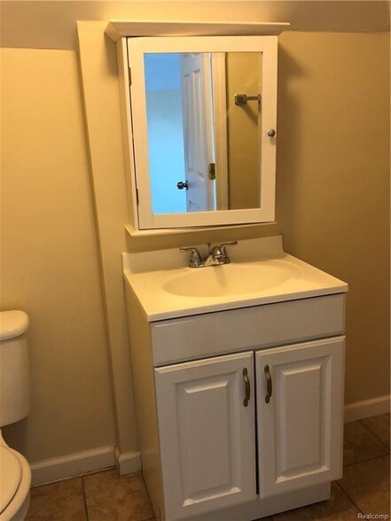 Half bathroom - 436 Prentis St