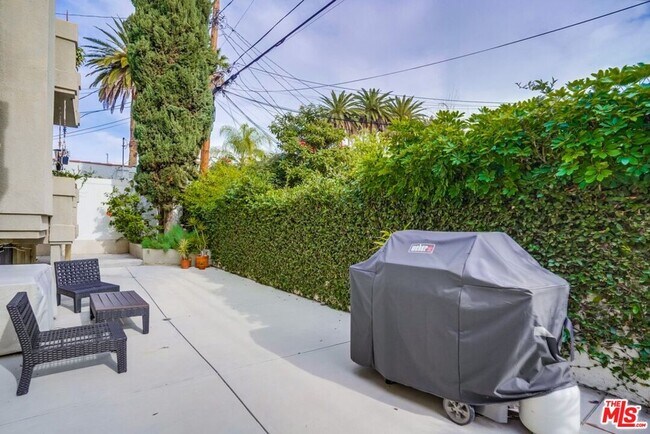 Building Photo - 852 N Poinsettia Pl