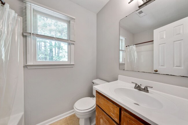 Building Photo - Adorable 3 BD/2.5 BA Hillsborough Home!