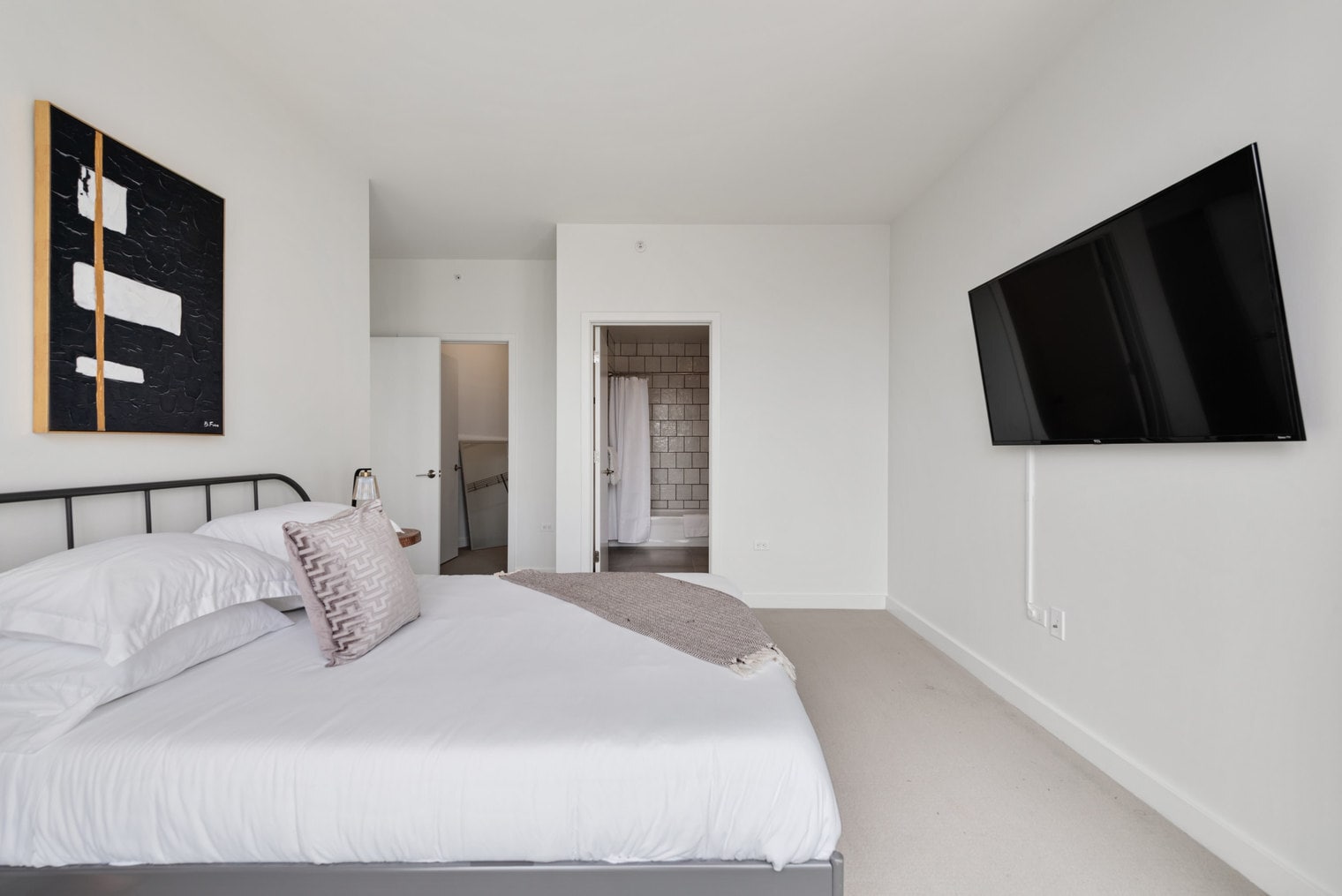 Building Photo - 823 N Clark St