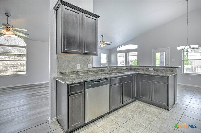 Building Photo - 5726 Stonehaven Dr