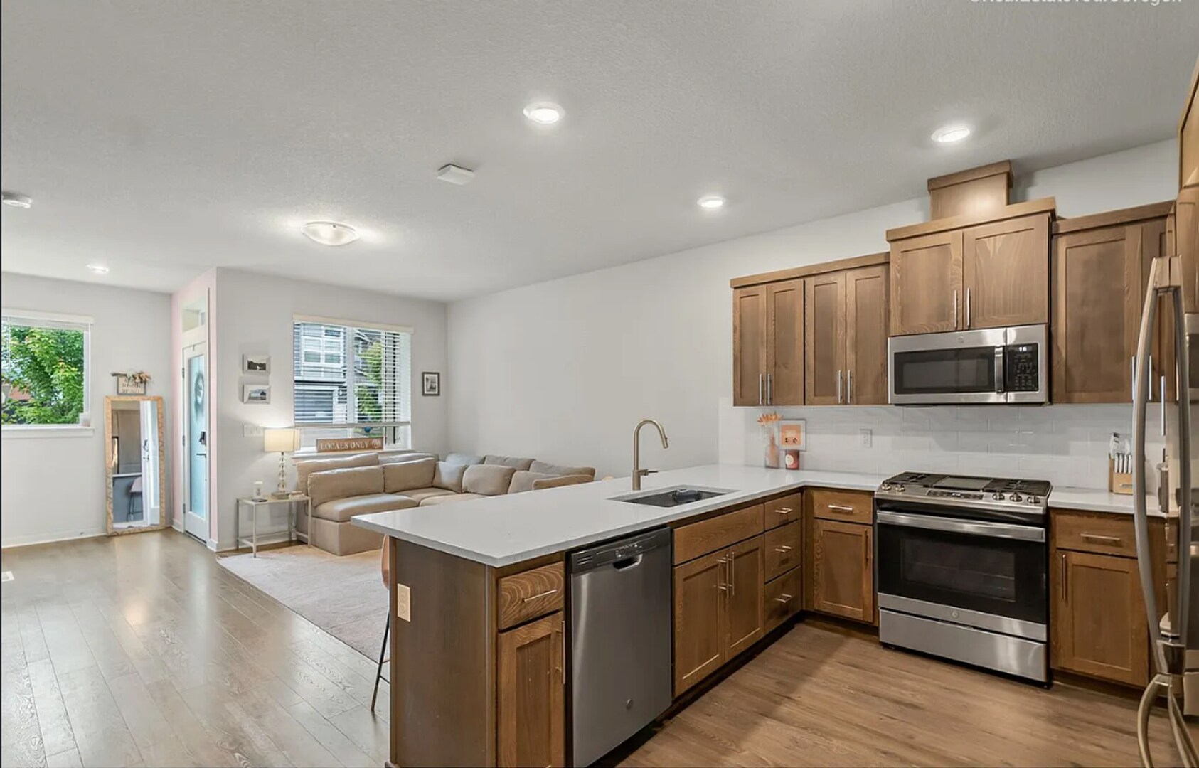 Building Photo - 6449 SE Genrosa St