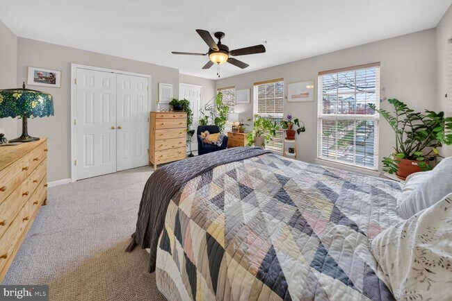 Building Photo - 725 Main St