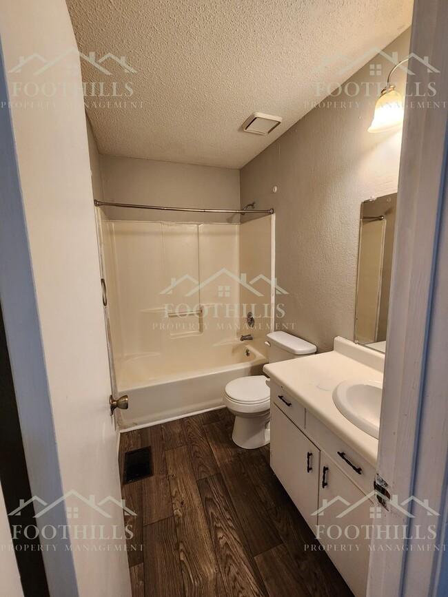 Building Photo - Modern 2-Bedroom Townhouse Near Anderson U...