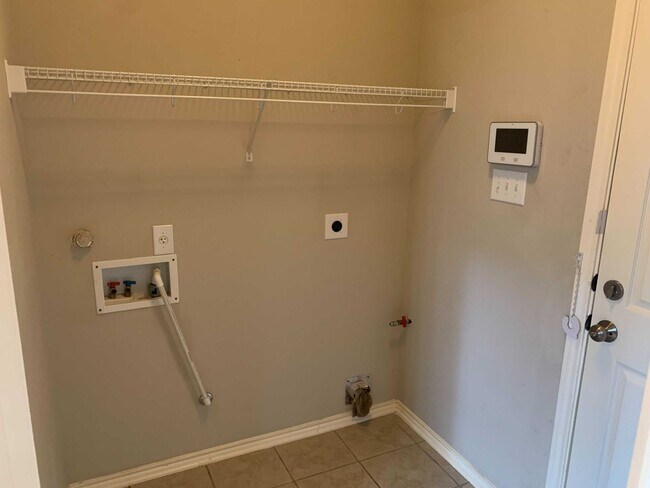 Building Photo - *MOVE IN SPECIAL* Charming 3BD/2.5BA With Deck — Loop 1604 & Potranco!