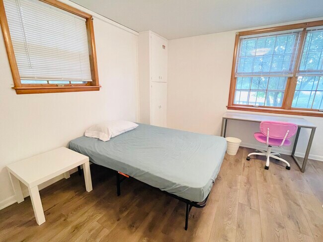 Building Photo - 4006 S Crestview Dr NW