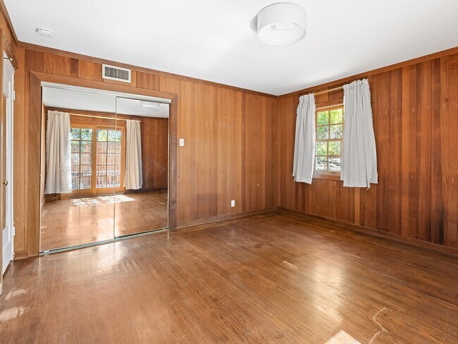 Building Photo - Spacious Single Family Home