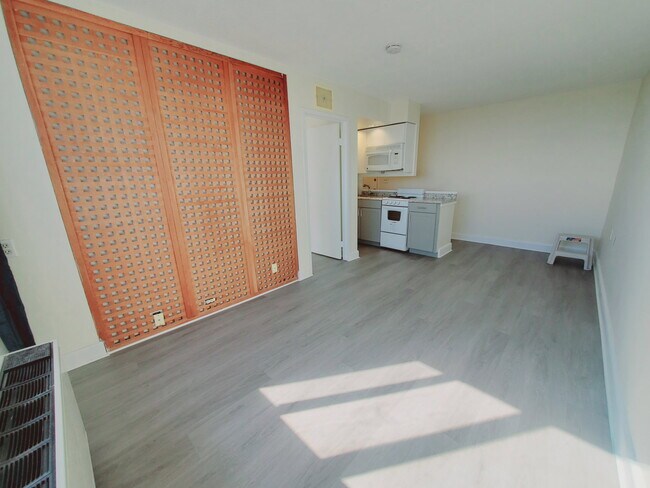 Building Photo - 60 Strawberry Hill Ave