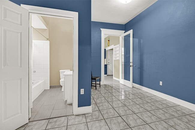 Building Photo - 307 N Live Oak St