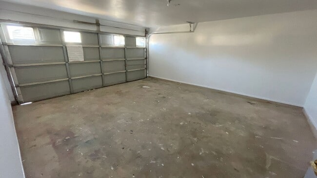 Building Photo - Large 2/2 duplex with a 2 car garage