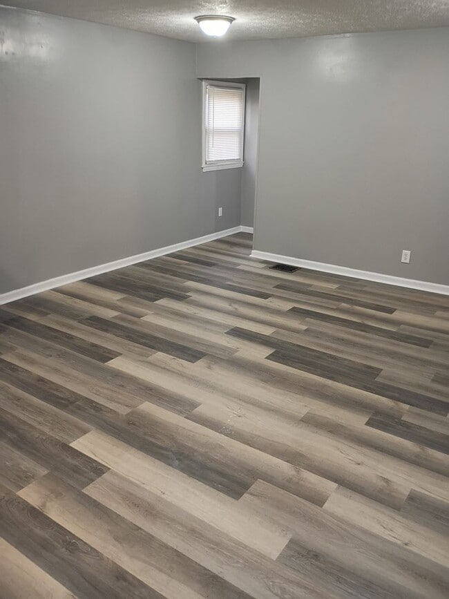 Building Photo - 3 Bed, 1 Bath w/2 bonus rooms - 5 min from Wright-Patt AFB, Cape Cod style in Riverside