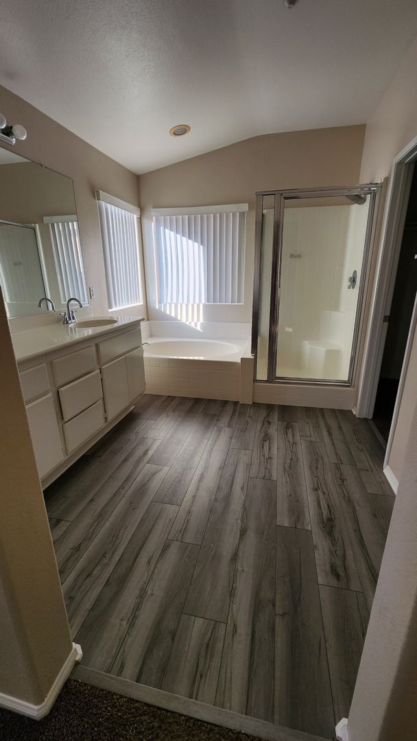 Building Photo - MOVE IN READY!!