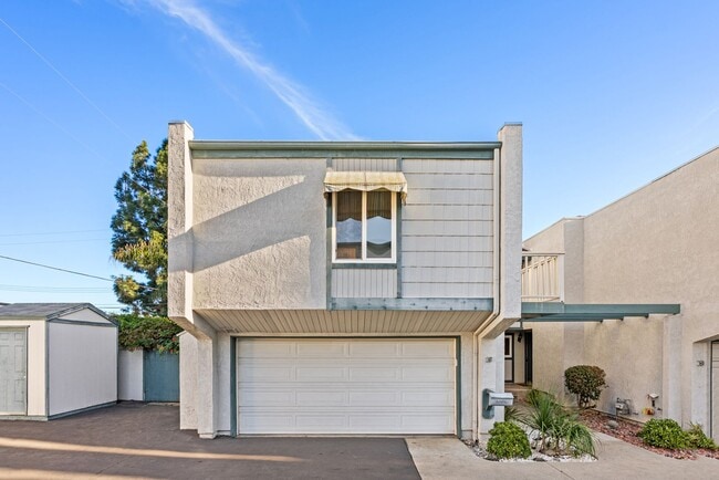 Building Photo - Charming, Light-Filled 2-Bed / 2.5-Bath Townhome with Private Yard & Garage Parking