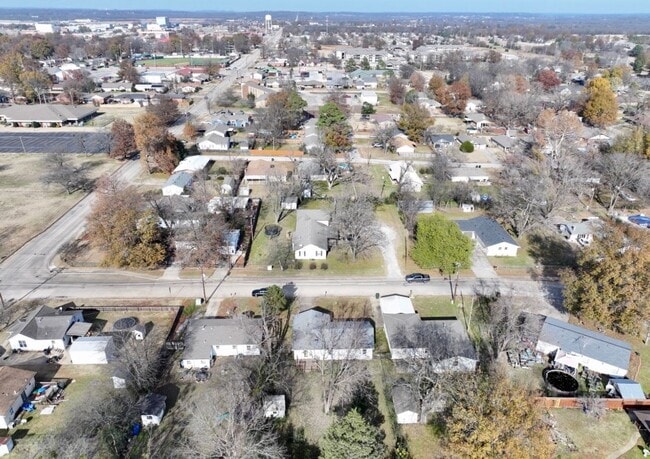 Building Photo - 3 Bedroom 2 Bath home | Fenced in back yard | In Town