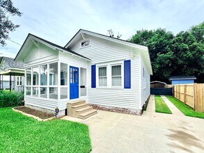 Building Photo - 2BR Home with Sunroom & Extended Driveway