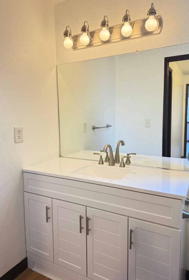 Building Photo - Bright & Beautiful Townhome- Fully Remodeled Kitchen and Bathrooms - Spacious Yard!