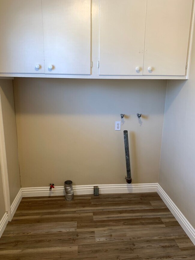 Building Photo - Super Cute 3 Bedroom Home For Rent in Oildale - $1695 Rent Available mid June