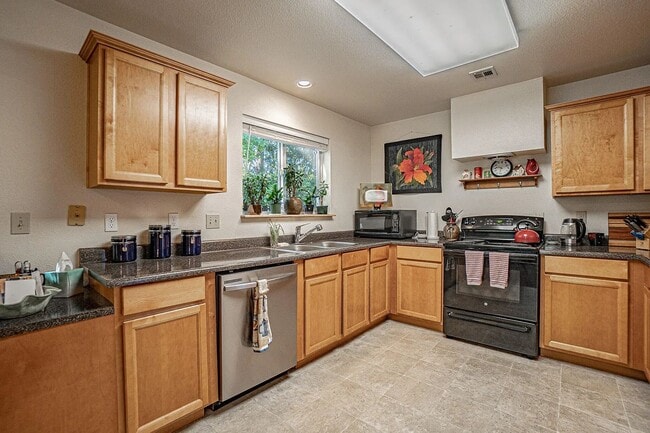 Building Photo - Unfurnished Two bedroom, Two bath Ground Floor Townhouse | Available June