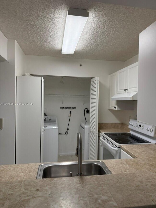 Building Photo - 1450 SE 3rd Ave