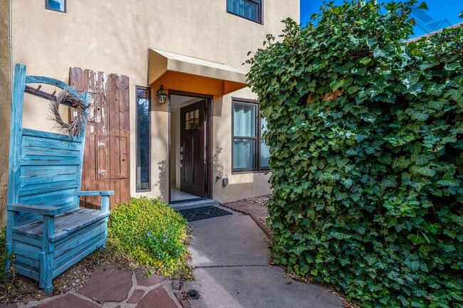 Building Photo - Southwest Charm In Park Plazas