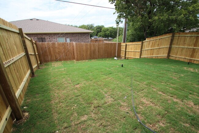 Building Photo - Coming Soon | 3BR/2BA West Fort Worth Home Near I-30, Camp Bowie & Lockheed Martin — Pets Welcome