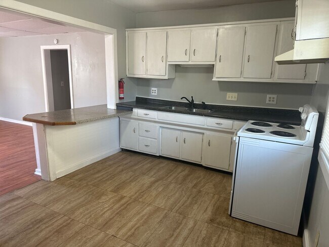 Building Photo - 710 W Kilgore Ave